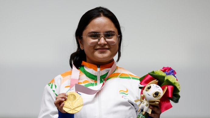 Avani Lekhara Becomes 1St Indian Woman To Win Paralympic Gold, Equals World  Record To Win 10M Air Rifle Title - India Today